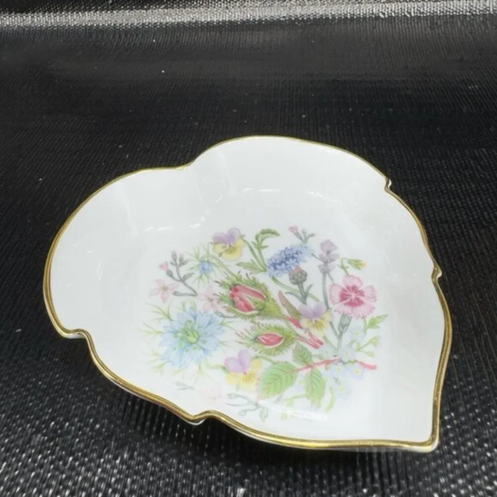 AYNSLEY Wild Tudor Heart Plate Dish Made in England Bone China‎ Flower Pattern